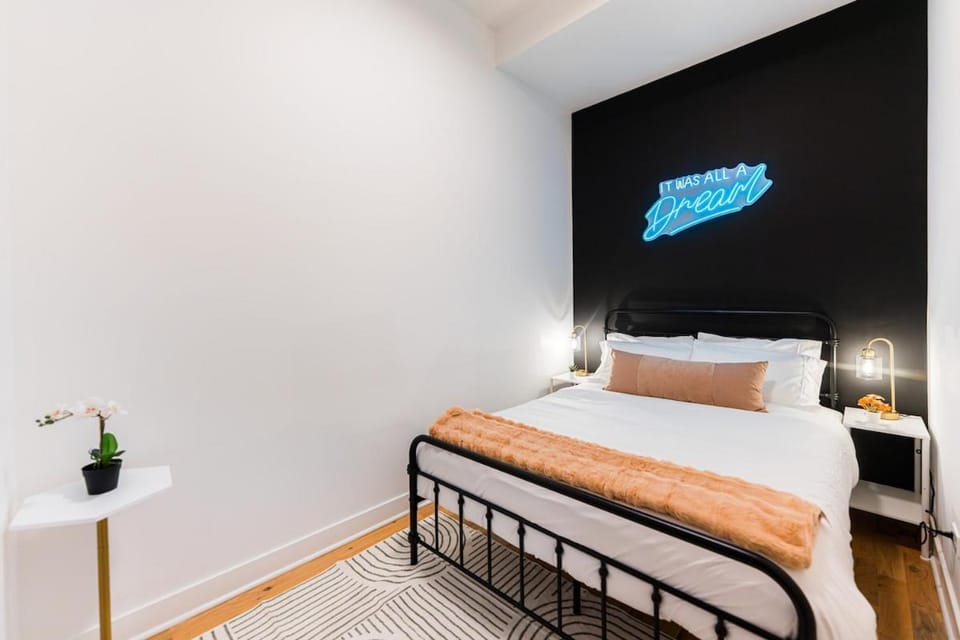 Bold 3BR West Town Sleeps 8 - Patio & Free Parking Apartment in Chicago
