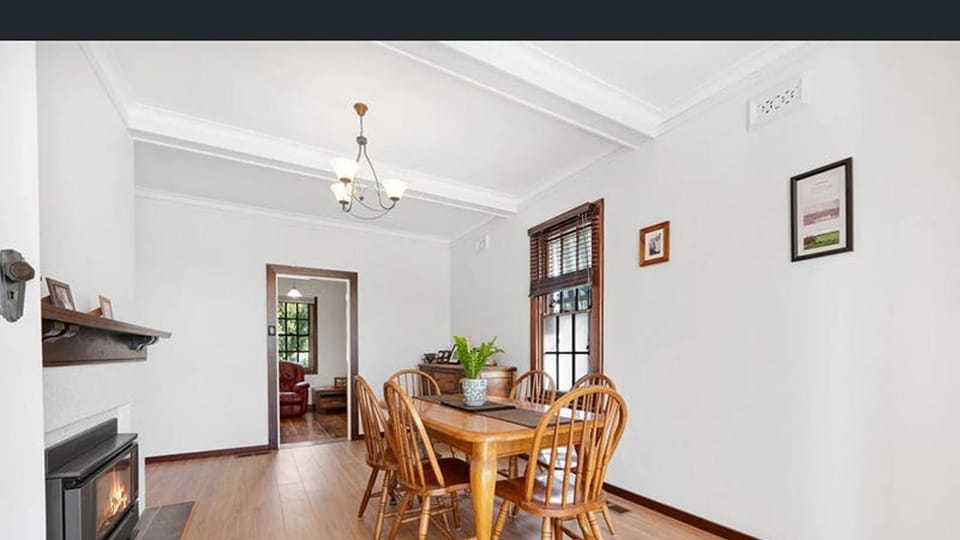 84 on White - 4 bedroom with private pool & entertainer's deck House in Tamworth