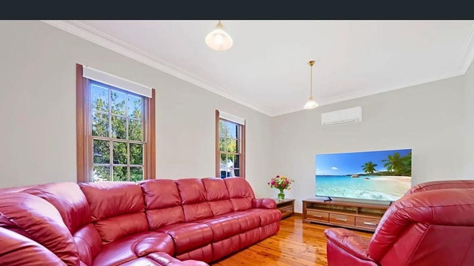 84 on White - 4 bedroom with private pool & entertainer's deck House in Tamworth