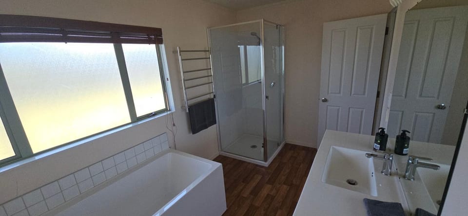 Shower, Toilet, Bathroom, Bath, towels