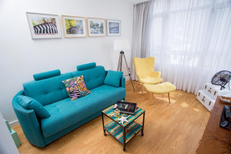 TV and multimedia, Living room, Photo of the whole room, Seating area, Sea view, Quiet street view