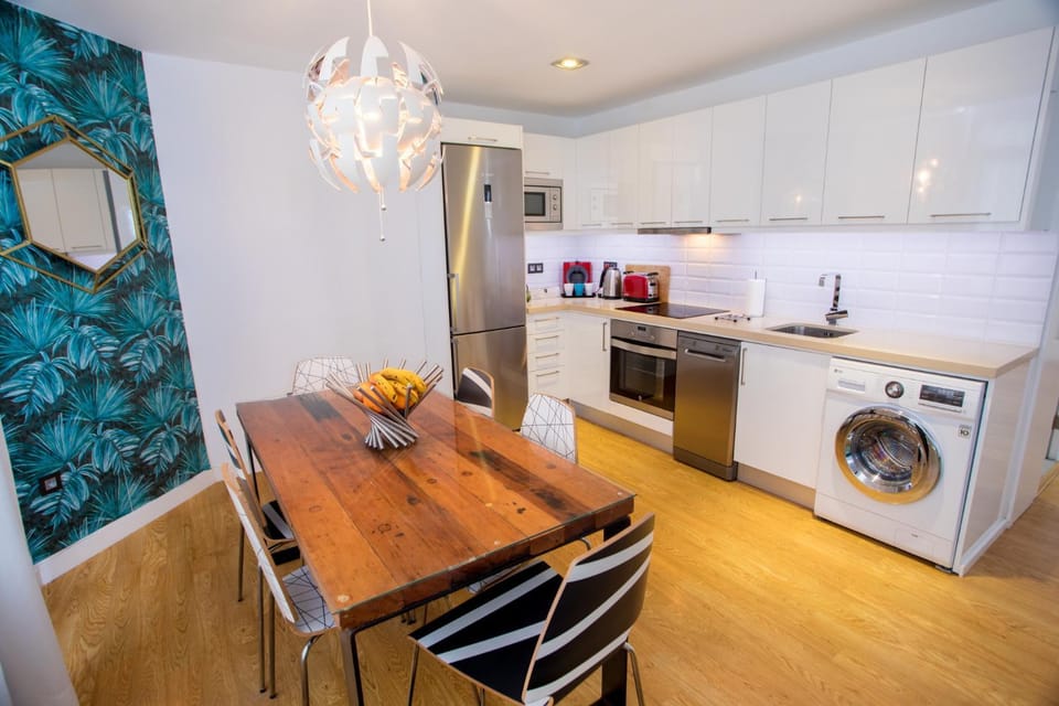 TV and multimedia, Kitchen or kitchenette, Living room, Photo of the whole room, Decorative detail, Seating area, Dining area, Street view