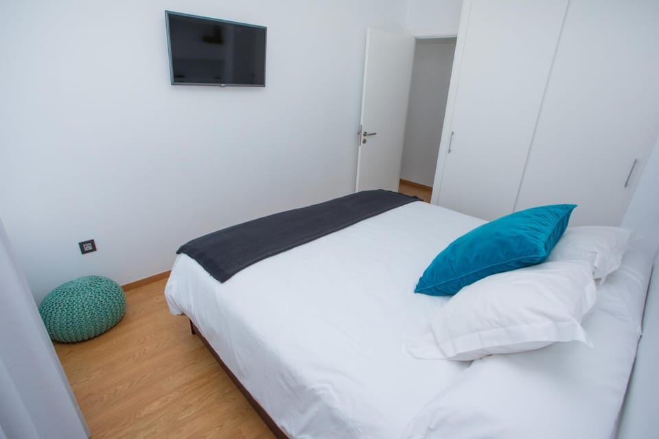 TV and multimedia, Photo of the whole room, Decorative detail, Bedroom