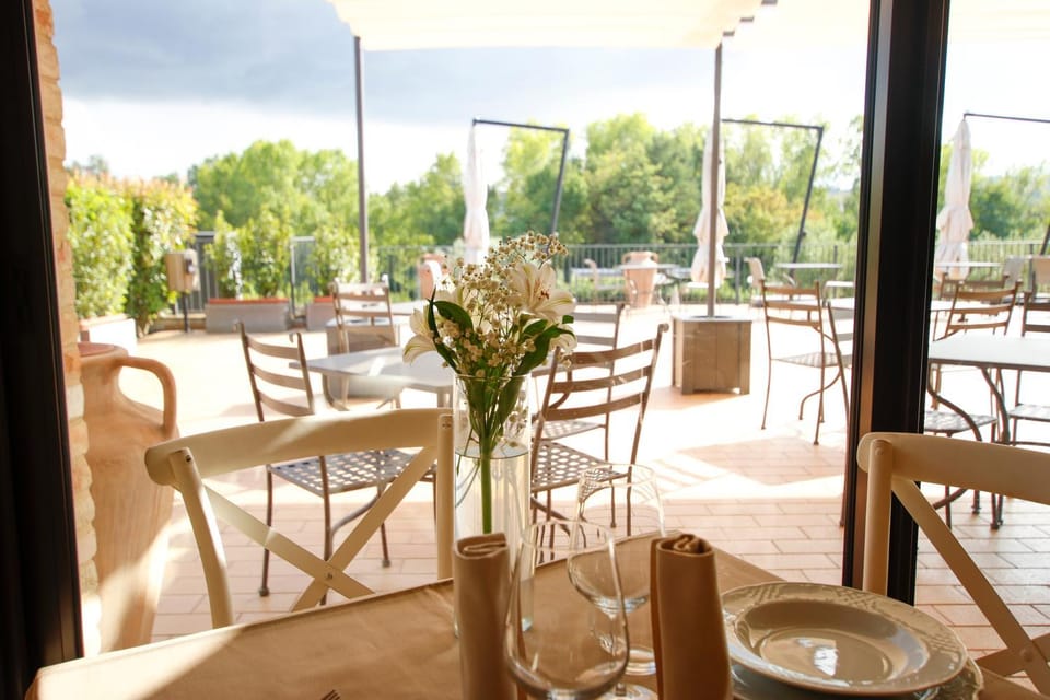 Restaurant/places to eat, Restaurant/places to eat, View (from property/room), Balcony/Terrace, Balcony/Terrace, Banquet/Function facilities, Internal: Not applicable to any particular room