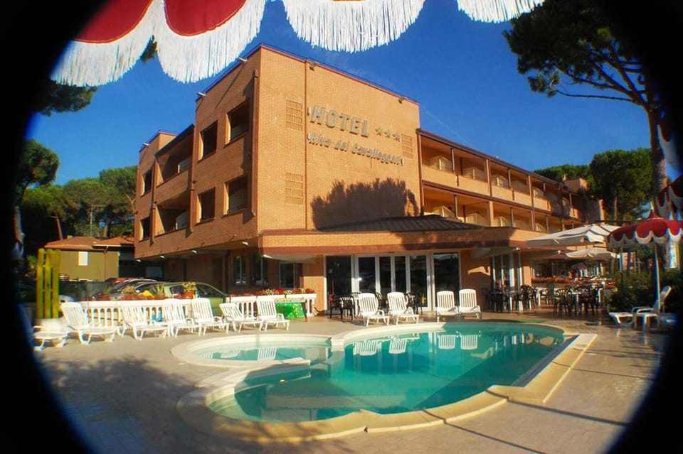 Property building, Day, Swimming pool