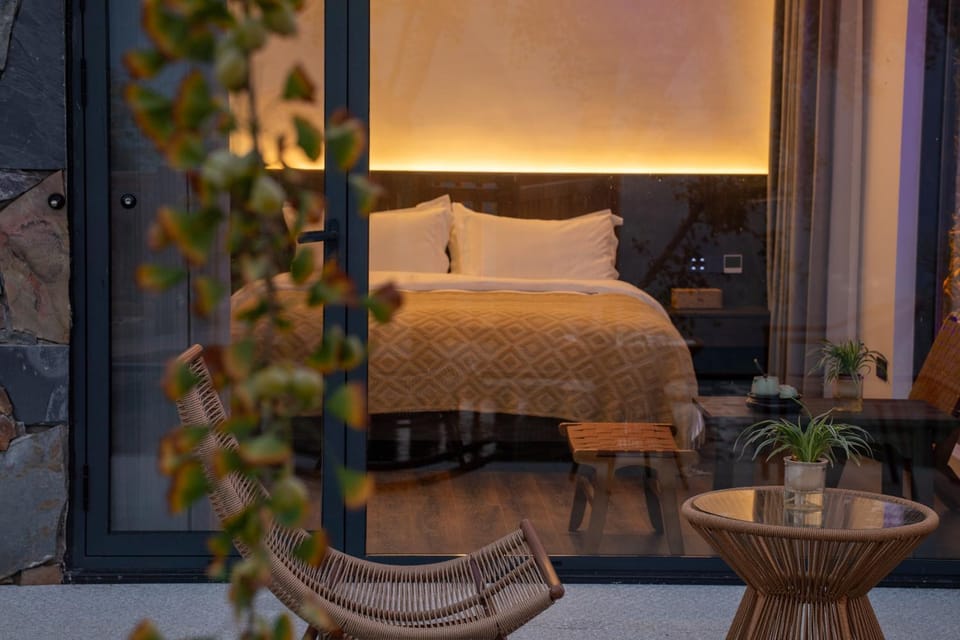 Bed, Photo of the whole room, Seating area