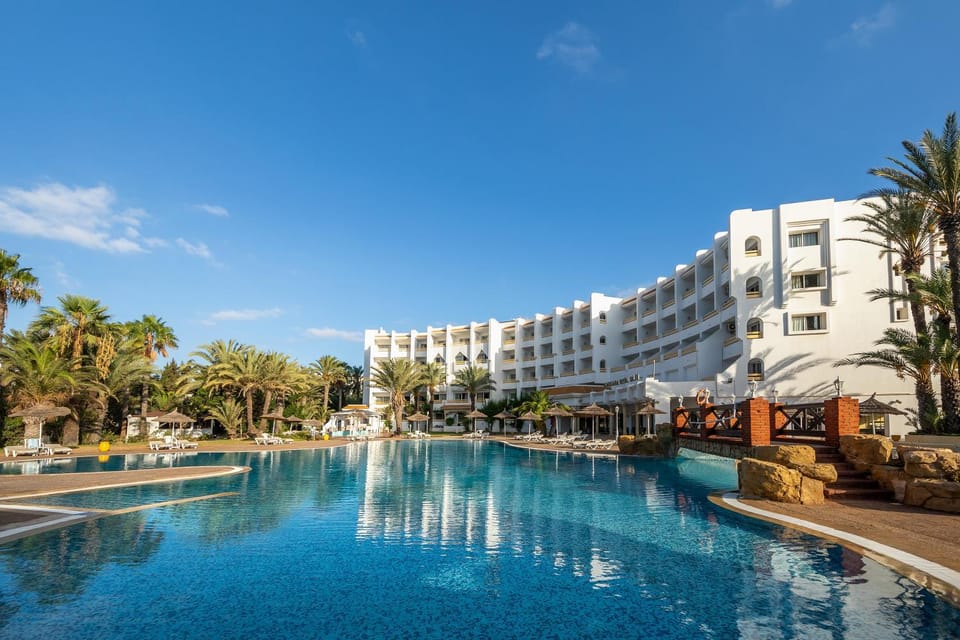 Property building, Day, Pool view, Swimming pool