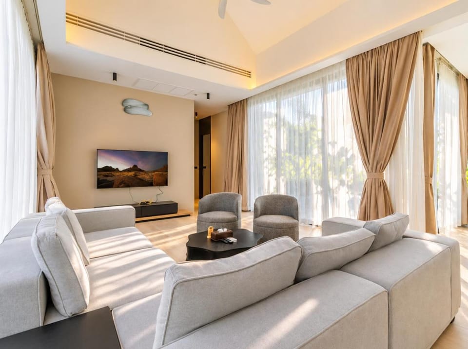 Communal lounge/ TV room, Living room, Seating area, Evening entertainment