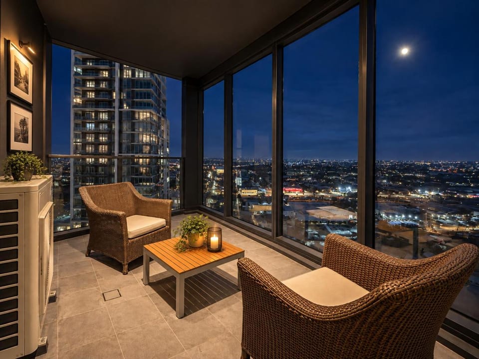 Luxurious Sydney CBD Skyline View Gym Pool Free Parking Apartment in Lidcombe