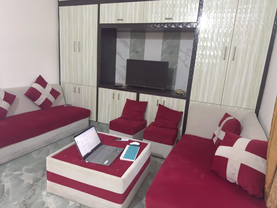 Communal lounge/ TV room, TV and multimedia, Living room, Seating area, Bedroom
