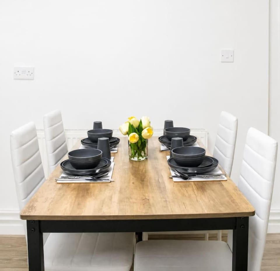 A Private Room in a Spacious House with TV (ii) Vacation rental in Wolverhampton