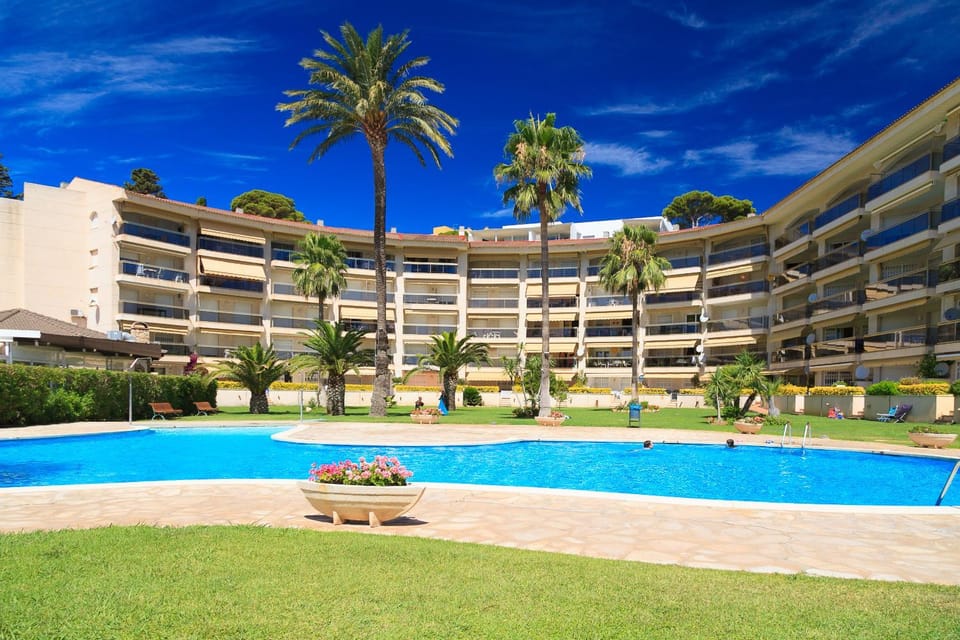 Facade/entrance, Garden, Decorative detail, Swimming pool, Swimming pool