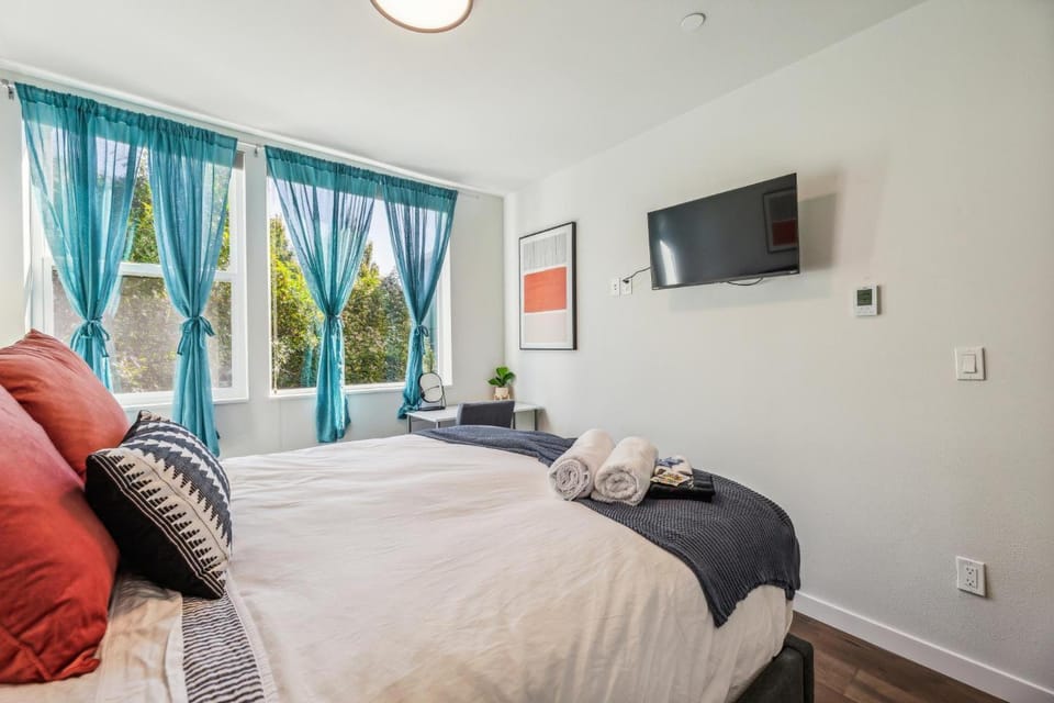 Seattle Suites, Private Sleeps 9, Walk to Space Needle & Lake Union! Bed and Breakfast in South Lake Union