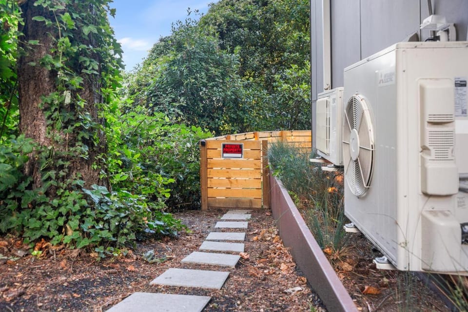Seattle Suites, Private Sleeps 9, Walk to Space Needle & Lake Union! Bed and Breakfast in South Lake Union