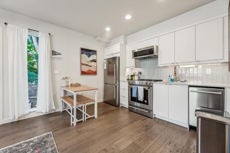 Seattle Suites, Private Sleeps 9, Walk to Space Needle & Lake Union! Bed and Breakfast in South Lake Union