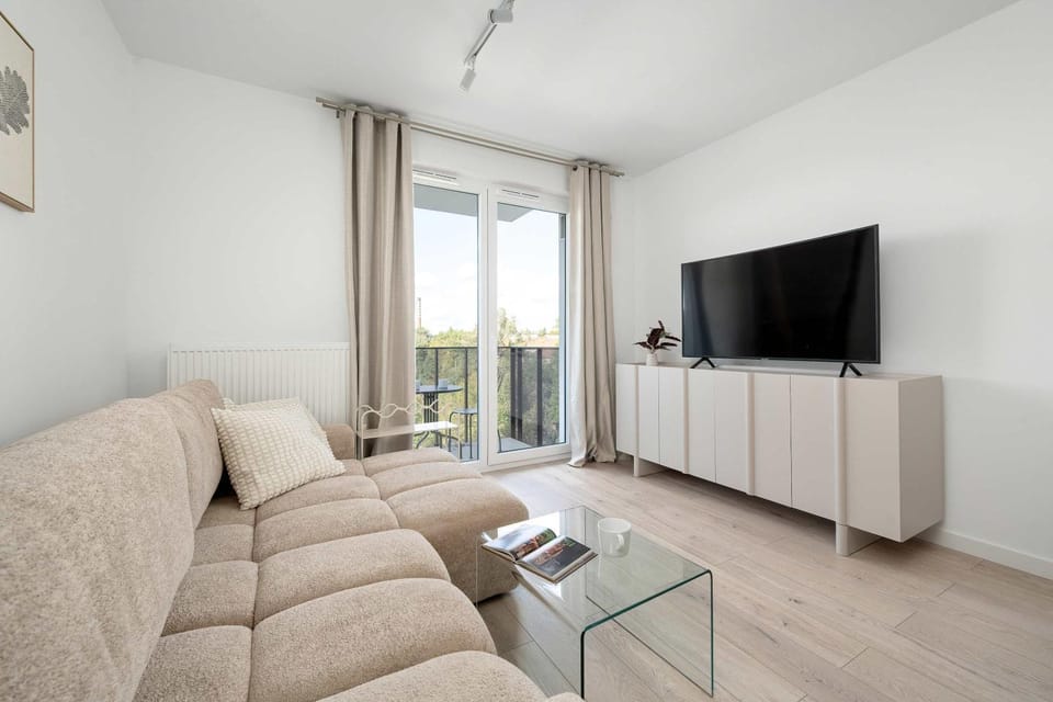 TV and multimedia, Living room, Seating area, Evening entertainment