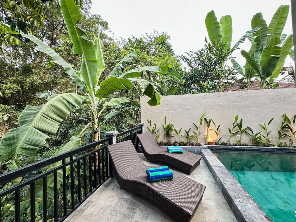 Patio, Garden view, Pool view, Swimming pool, sunbed