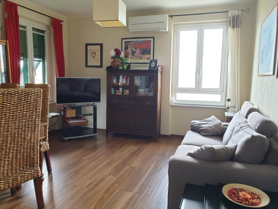 Living room, Photo of the whole room