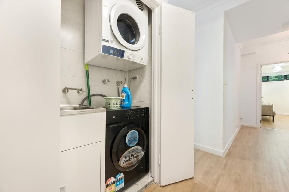 CBD APT Sleep 8 Free Parking Shopping Apartment in Sydney