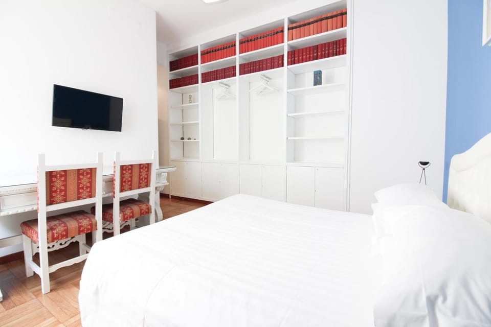 Bed, TV and multimedia, Photo of the whole room, Bedroom, wardrobe