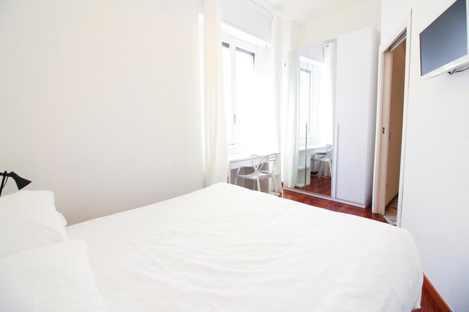 Bed, TV and multimedia, Photo of the whole room, Bedroom