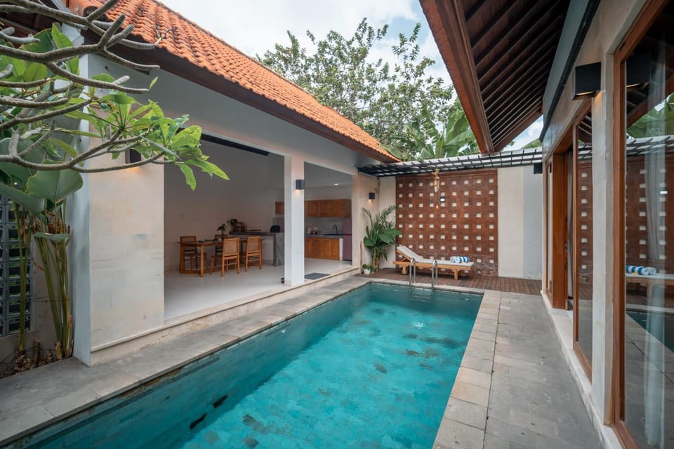 Patio, Day, Pool view, Swimming pool, sunbed