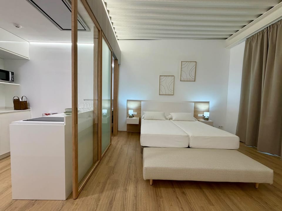 Bed, TV and multimedia, Photo of the whole room