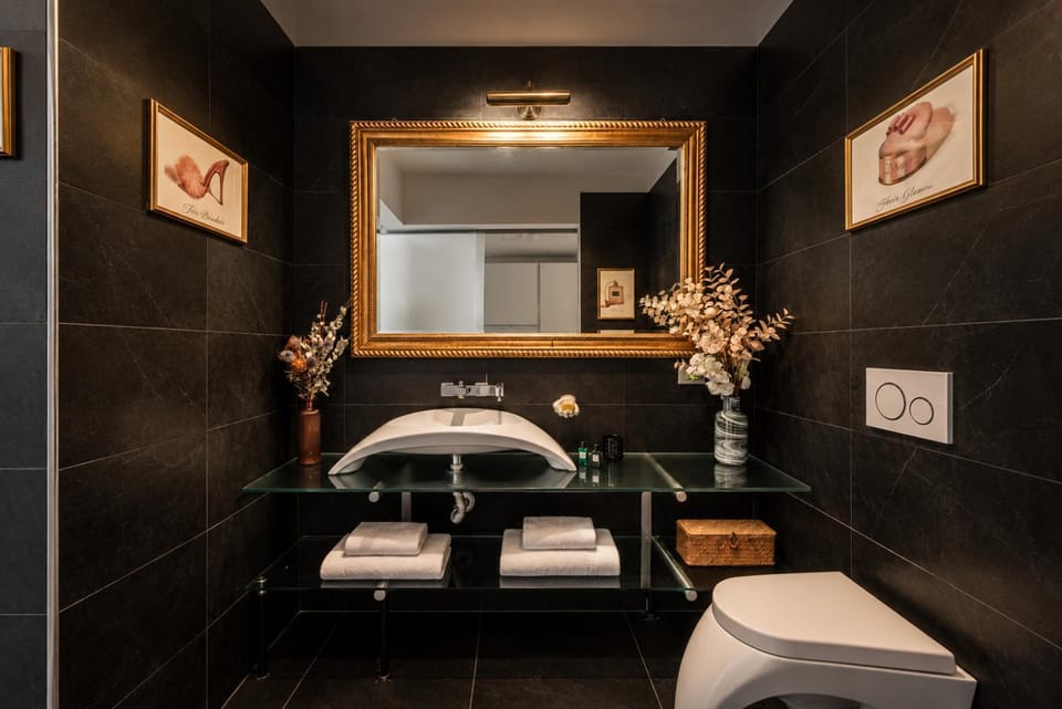Toilet, Bathroom, towels