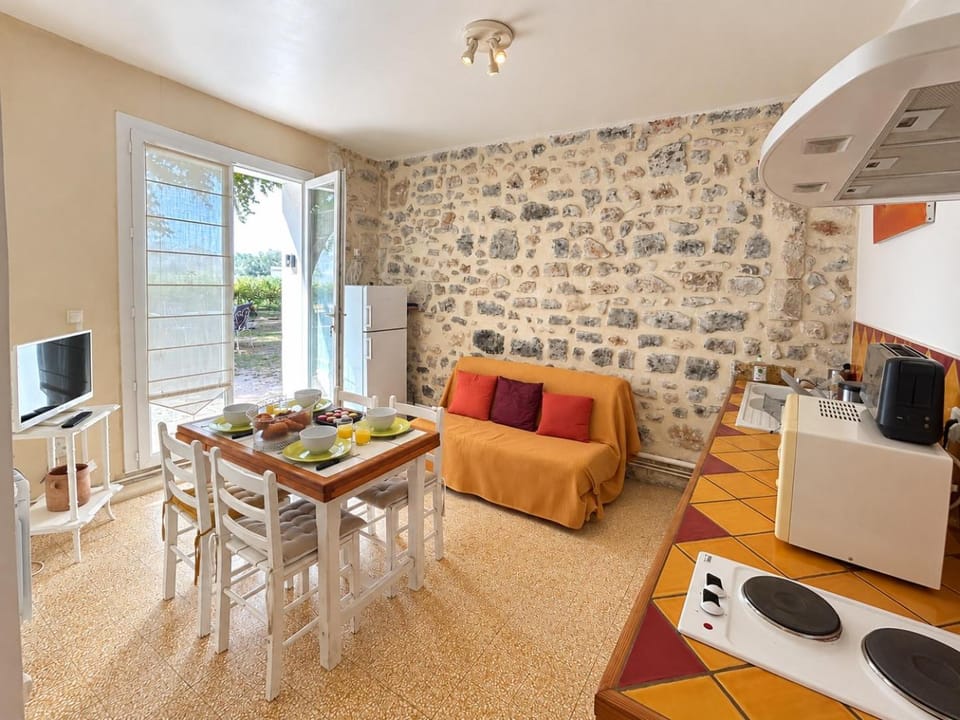 Kitchen or kitchenette, Living room, Dining area