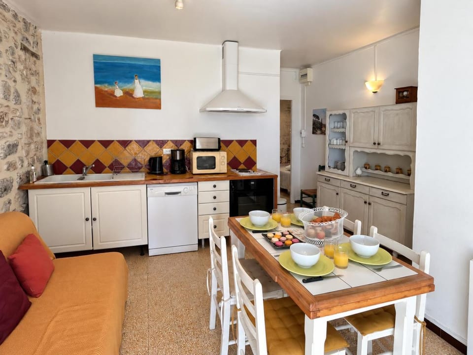 Kitchen or kitchenette, Dining area, dishwasher, oven, toaster