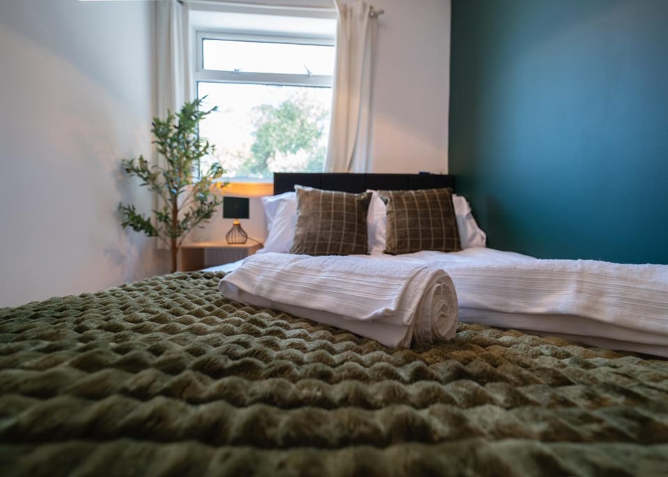 Bed, Bedroom, towels