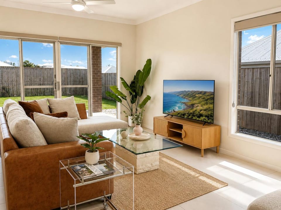 Garden, TV and multimedia, Living room, Seating area