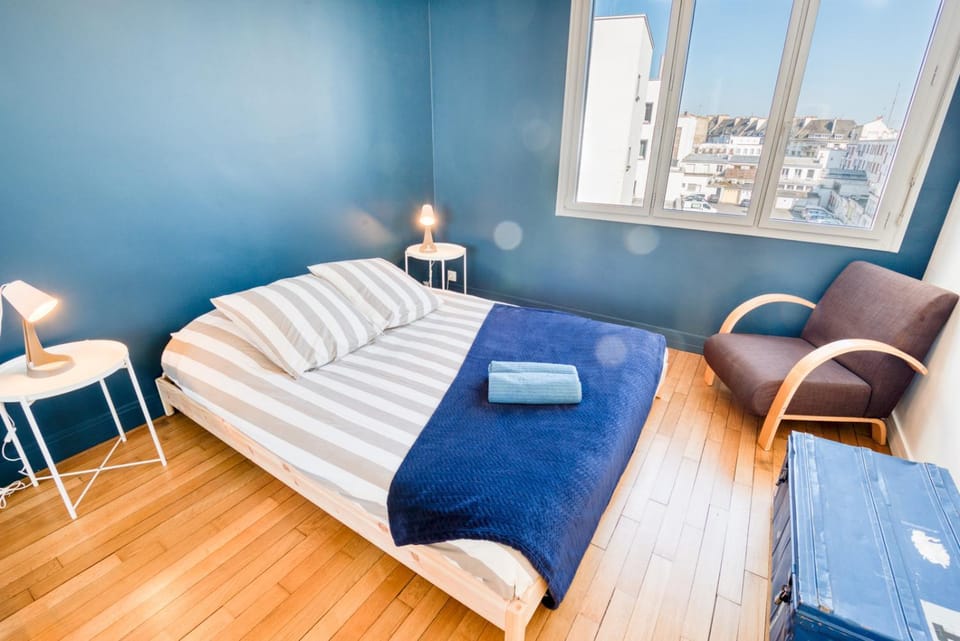 Bed, Photo of the whole room, Seating area, Bedroom, towels