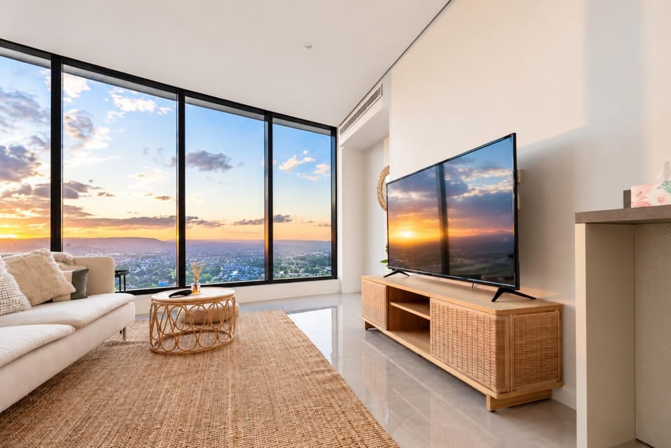 TV and multimedia, View (from property/room), Living room, City view, Sunset