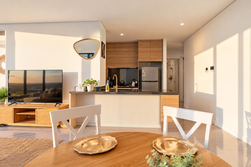 TV and multimedia, Kitchen or kitchenette, Living room, Photo of the whole room, Seating area, Dining area