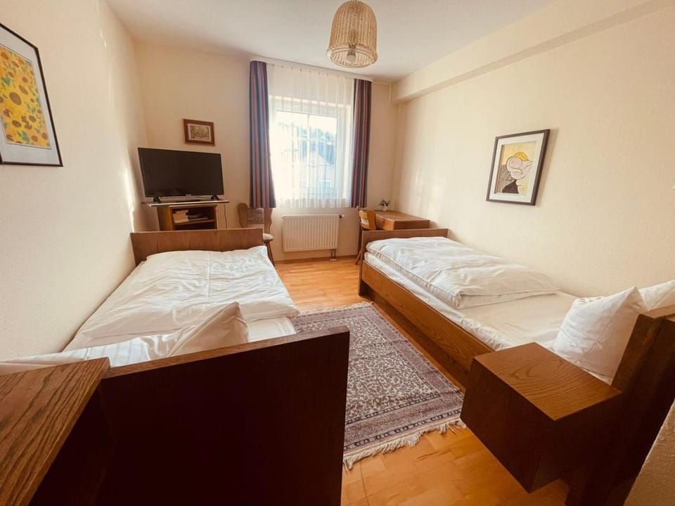 Bed, TV and multimedia, Photo of the whole room, Bedroom