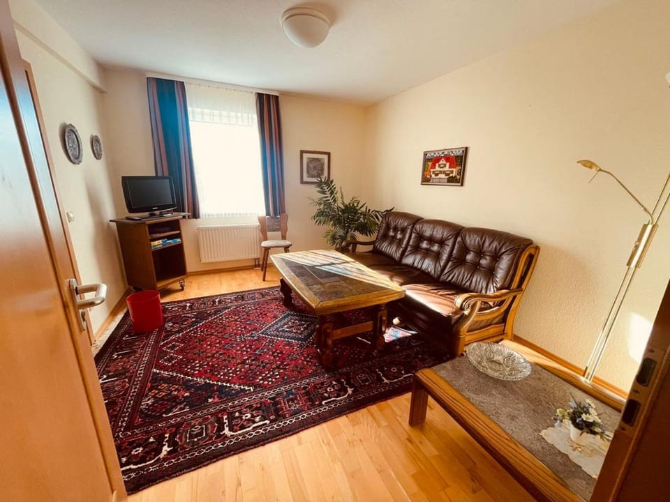 TV and multimedia, Living room, Seating area, Evening entertainment