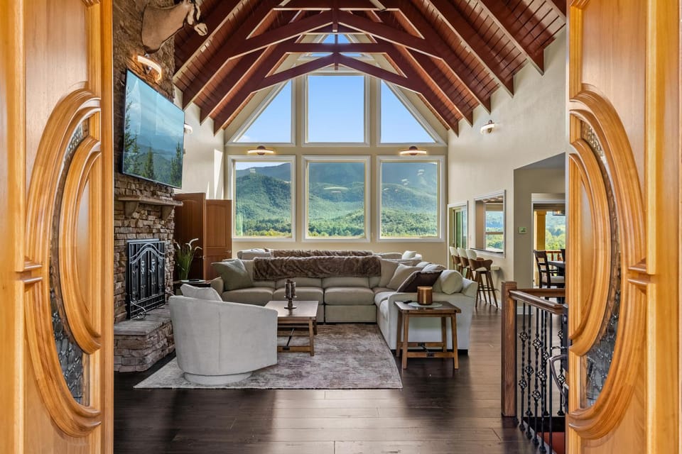 Living room, Mountain view, fireplace