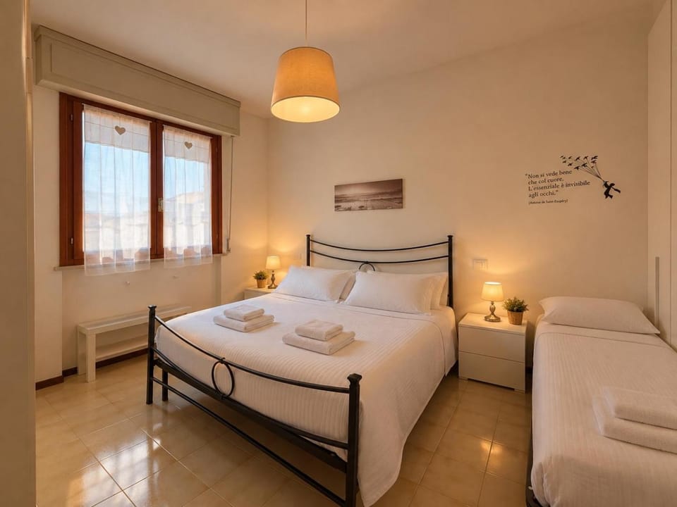 Bed, Photo of the whole room, Bedroom, locker, air conditioner