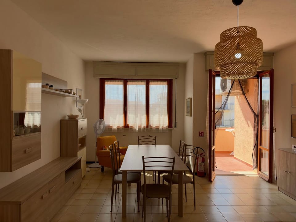 Communal lounge/ TV room, TV and multimedia, Balcony/Terrace, Living room, Seating area, Dining area, air conditioner