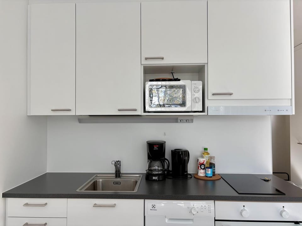 Coffee/tea facilities, Kitchen or kitchenette, stove