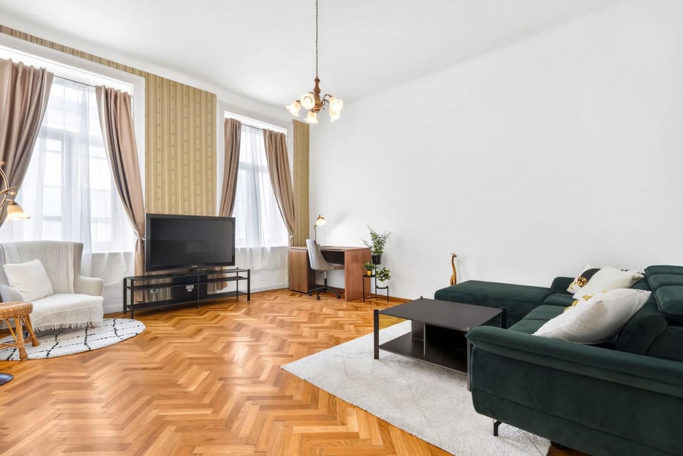 TV and multimedia, Living room, Seating area, Evening entertainment