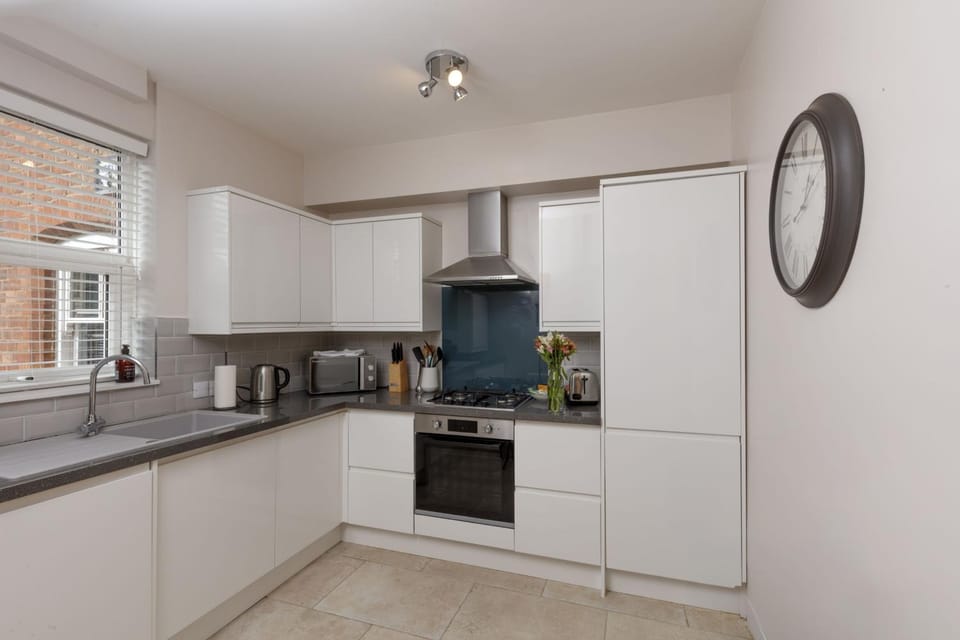 Coffee/tea facilities, Kitchen or kitchenette, Decorative detail, microwave, oven, stove, toaster