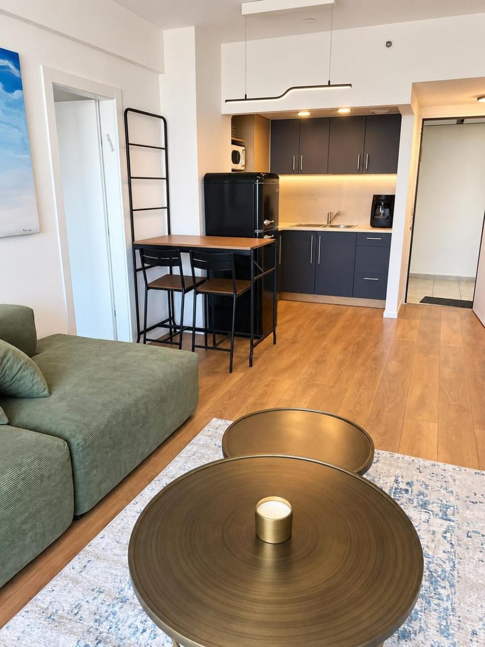 Kitchen or kitchenette, Living room, Seating area, Dining area, stove
