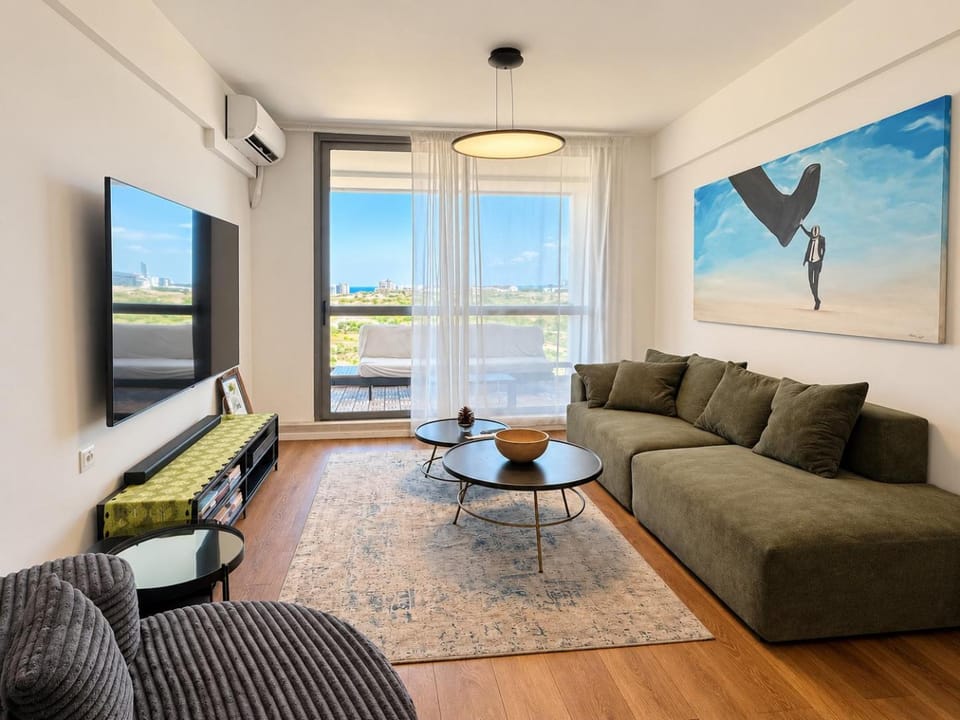 TV and multimedia, Living room, Seating area, Evening entertainment, air conditioner