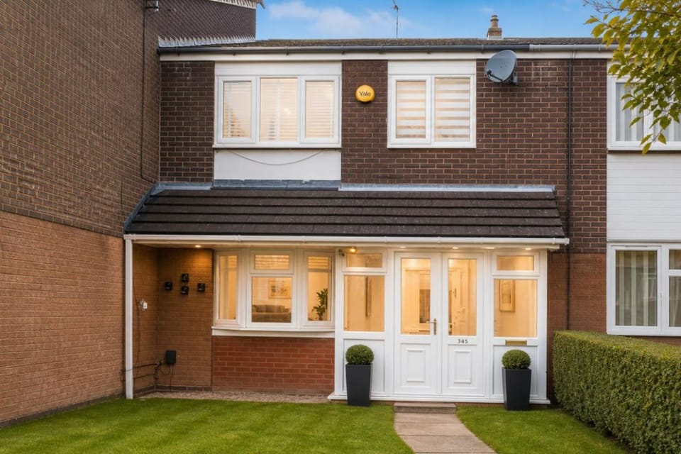 A Private Room in a Spacious House with TV (iii) Vacation rental in Wolverhampton