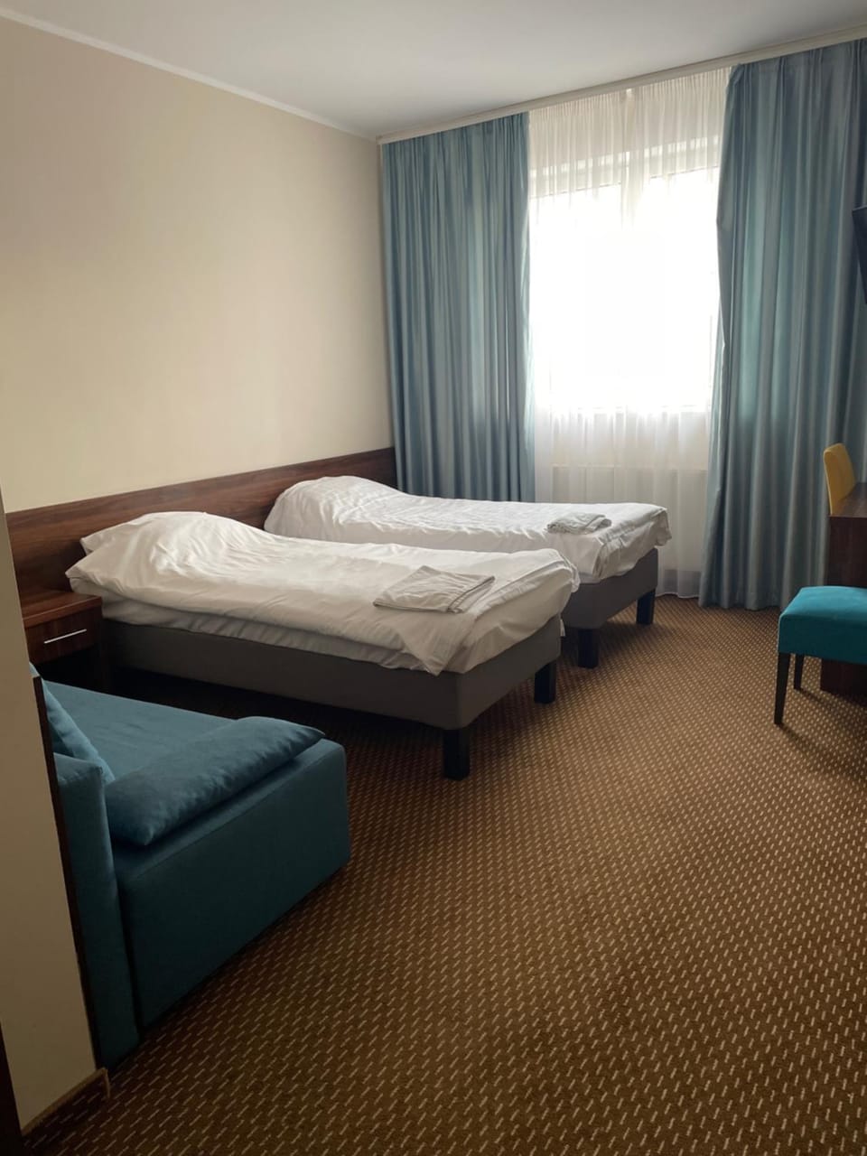Bed, Photo of the whole room, Seating area, Bedroom