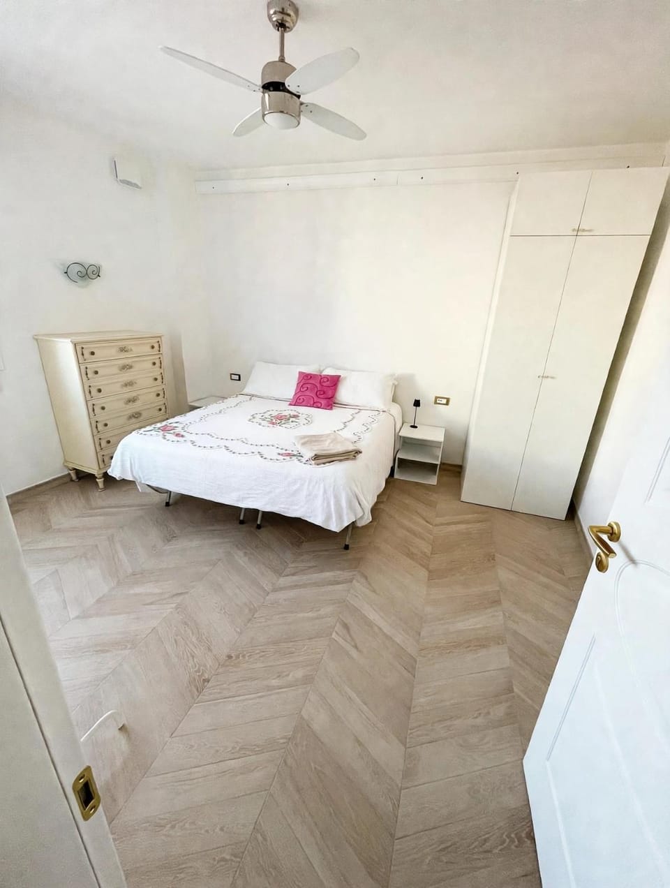 Property building, Bed, Bedroom, wardrobe