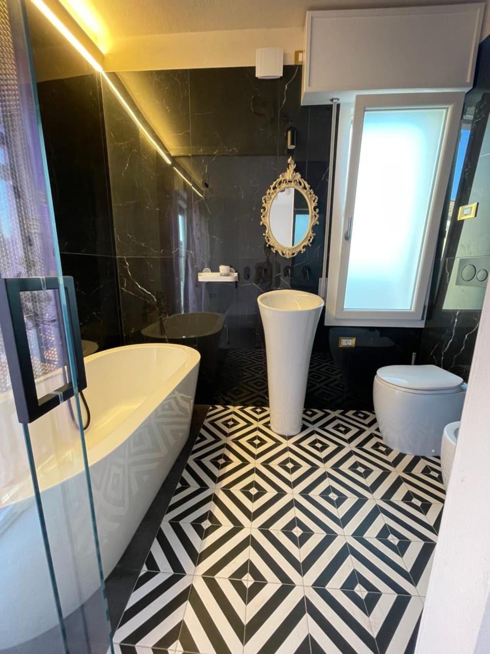 Toilet, Property building, Bathroom, Bath