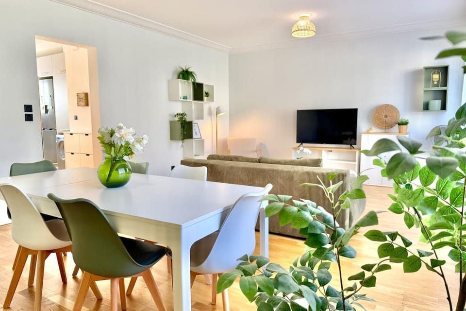 "L'Impressionniste" Spacious 2-Bedroom Apartment Orléans City Center Apartment in Orléans